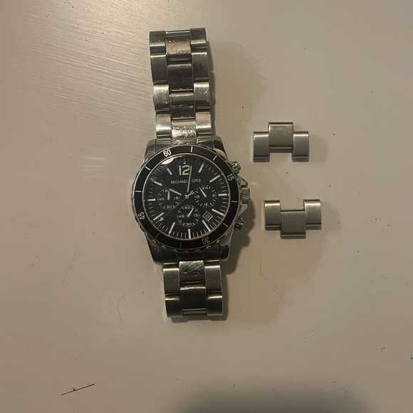 Black face with stainless steel band, extra links included. Batteries are dead. - Picture 2 of 3